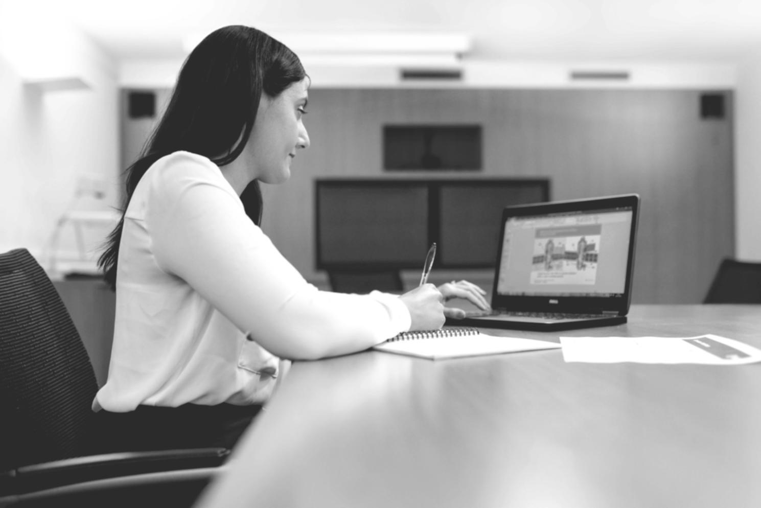 Analista financiero trabajando con gráficos y datos en una oficina moderna