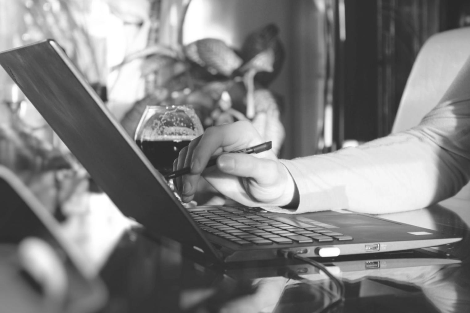 Sesión de trabajo colaborativo analizando informes financieros